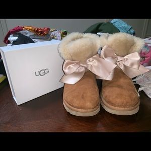 size 7 Uggs and cleaning kit!